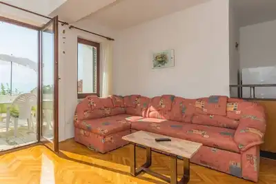 Image de Appartement de trois chambres avec la terrasse et la vue sur le mer Njivice, Krk (A-21857-a)