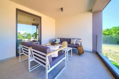 Image de Appartement de deux chambres avec la terrasse Njivice, Krk (A-21889-a)