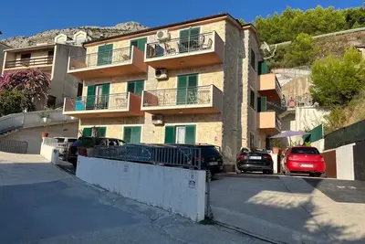 Appartement d'une chambre avec le balcon et la vue sur le mer Nemira, Omis (A-21891-a)