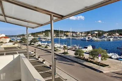 Image de Appartement d'une chambre avec le balcon et la vue sur le mer Jezera, Murter (A-21908-a)