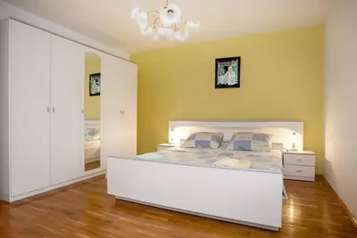 Image de Appartement de deux chambres avec le balcon Rovinj (A-21989-a)