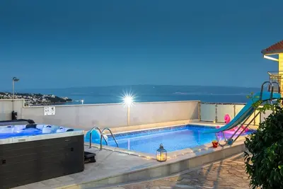 Image de Appartement de trois chambres avec une piscine Stobrec, Split (A-21990-a)