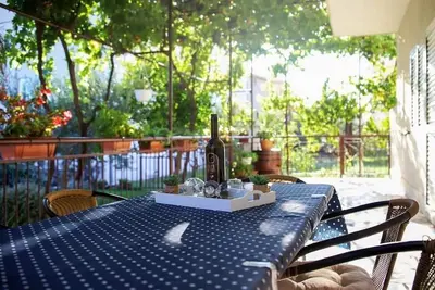 Image de Appartement de deux chambres avec la terrasse Kastel Kambelovac, Kastela (A-21997-a)