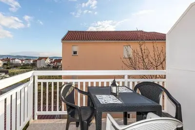 Image de Appartement d'une chambre avec la terrasse et la vue sur le mer Kastel Luksic, Kastela (A-22071-b)
