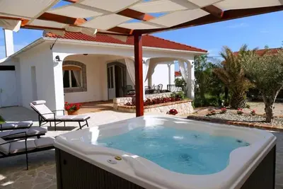Image de Maison pour la famille près de la mer et avec la piscine Barbat, Rab (K-22081)