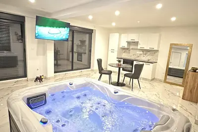 Image de Apparemment 70m2 jacuzzi spa douche italienne terrasse Netflix