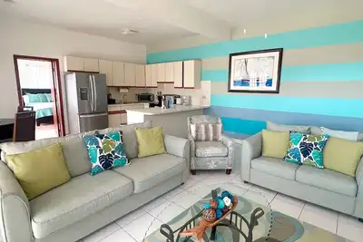 Image de New Listing! Island Bliss - Close to beaches, restaurants & shops.