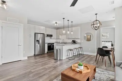 Image de Modern condo - Dt Fuquay - Free Parking - walk to restaurants, coffee, breweries
