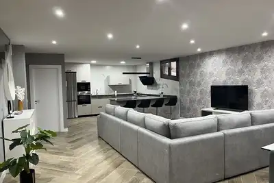 Image de En el Centro del Pueblo. Esta Decorada en Estilo Moderno y es Totalmente Nueva