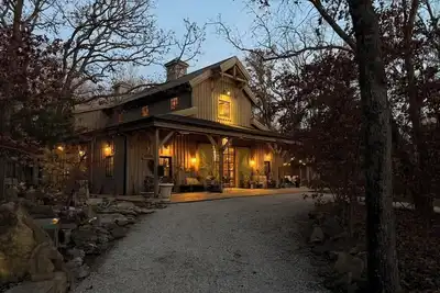 Image de Beautiful barn home nestled in 23 acres of forest.