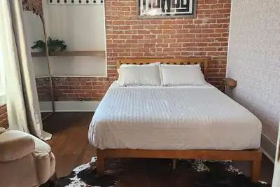 Image de Cozy apartment just off the square in historic downtown Galesville.