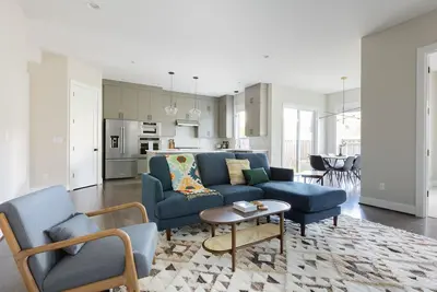 Image de Modern home, centrally located in the heart of the Bethany area.