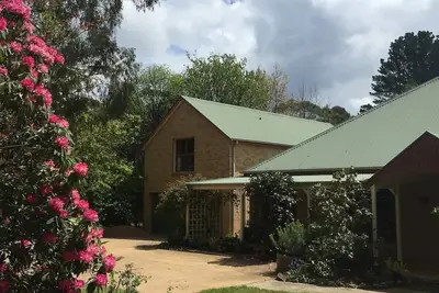 Image de Burradoo Loft with king size bed. \nClose to Southern Highlands wineries.