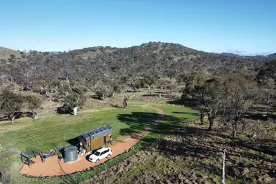 Image de Cosy Tiny house offering country privacy with city convenience.