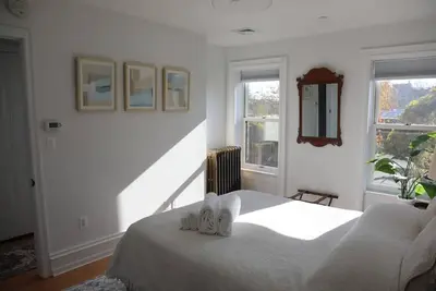 Image de Historic 2-Bedroom Charm in Crown Heights.