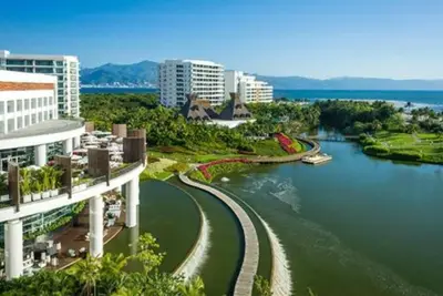 Image de Gorgeous Vidanta beachside resort with pools, activities, food, and golf on site