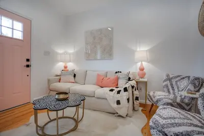 Image de A cozy home and garden cottage situated across from million dollar homes.