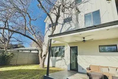 Image de Luxury home with pool, 1 block from \"Welcome to Austin\" mural.