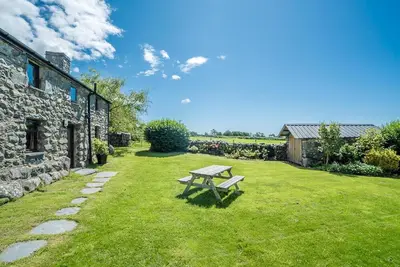 Image de 17th Century Holiday cottage with hot tub and sea views in Dyffryn Ardudwy Snowdonia | Y-Felin