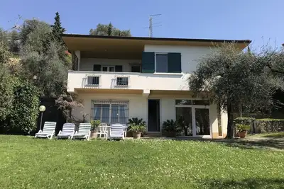 Image de Superbe villa de vacances avec vue sur le lac de Garde