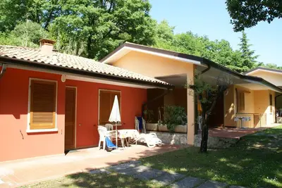 Image de Bungalow à Garda avec Piscine & Vin