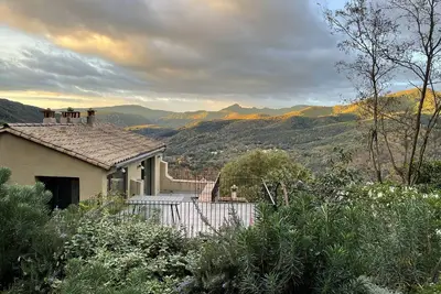 Image de Mas dans le parc des Cévennes avec vue époustouflante sur la vallée de l'Hérault