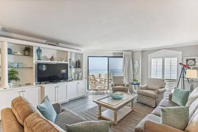 Image de Ir 403 is a Beautiful 2 Br Gulf Front with Washer Dryer over 1300 sf