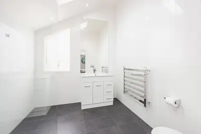 Image de Ideal couples/business location, close to Cbd & beach + free off-street parking