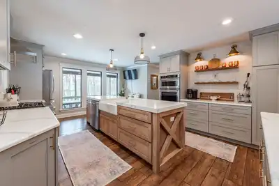 Image de Hot Tub, Game Room & Lake Vibes Await!