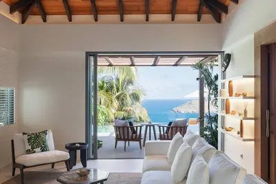 Sunny 5 Bdrm Modern Villa w Ocean Views