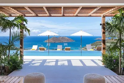Spacious 5 Bdrm Villa w Heated Pool
