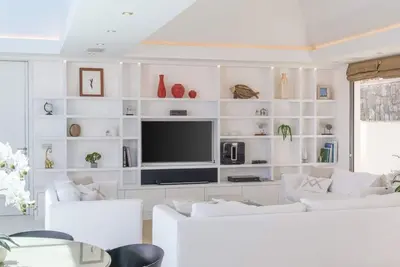 Image de Contemporary 3 Bdrm Hillside Villa w Pool