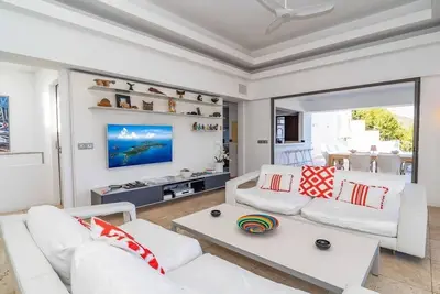 Image de Romantic 2 Bdrm Modern Villa w Pool and Bbq