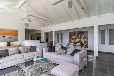 Relaxing 4 Bdrm Villa w Pool