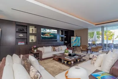 Image de 6 Bdrm Architectural Gem w Massage and Cinema