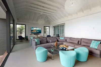 Beautiful 6 Bdrm Contemporary Villa w Jacuzzi
