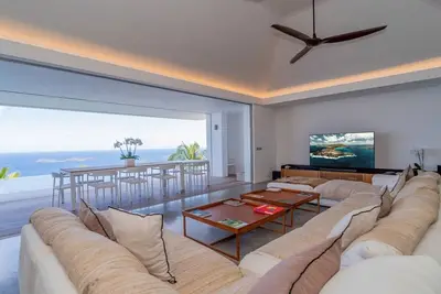 Luxurious 5 Bdrm Modern Villa w Pool