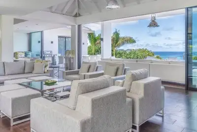 Magnificent 5 Bdrm Villa w Jacuzzi and Pool