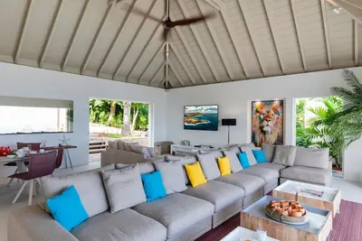 Image de 4 Bdrm Contemporary Villa w Mesmerizing Views