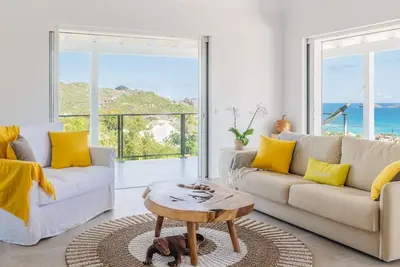 Newly Built 6 Bdrm Villa w Cinema and Fitness