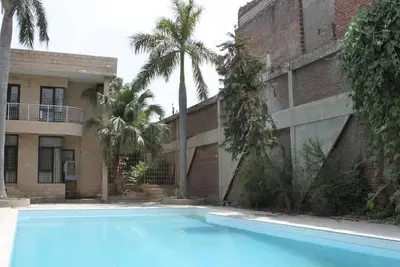 Image de Exquisite Villa: 4 Br with Huge Pool, Gardens, Indoor Fireplace\n\n