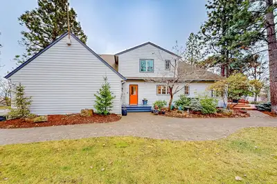 Image de Dog-friendly hilltop estate with fireplace & incredible Columbia River view