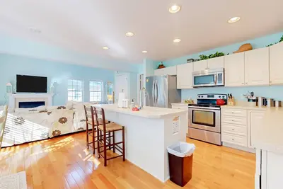 Image de Updated Waterside home near beach\/Coastal Hwy with screened deck & fireplace
