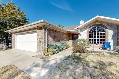 Image de Sunny dog-friendly retreat on seven acres with private hot tub, firepit, & games