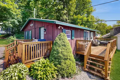 Image de Beautifully updated cabin near town & Barrett's Park with deck, Bbq, & W/D