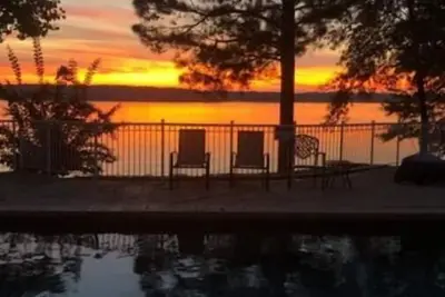 Image de Lakefront Retreat!