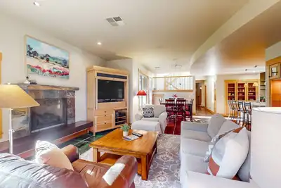 Image de Idyllic mountain retreat with pool, patio & private hot tub - near golf & skiing