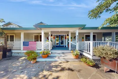 Image de Beautifully renovated working ranch with pool, game tables, fireplaces, & Ac