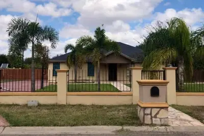Image de Spacious Home w/ backyard retreat. Enjoy your stay with all the amenities incl.