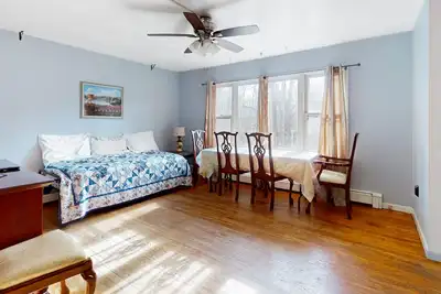 Image de Classic White Lake hideaway with a large yard, washer/dryer, & full kitchen